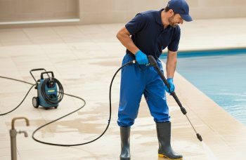 Limpeza de piso de pedra com máquina de alta pressão em Holambra, Boituva e região, mostrando o antes e depois